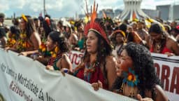 Mulheres indígenas em marcha com faixas em manifestação por direitos (foto de arquivo)