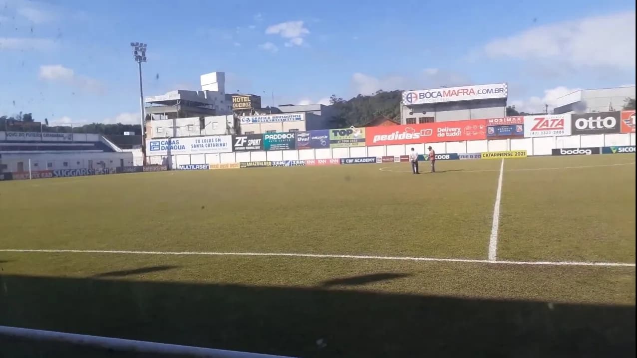 Vista geral do gramado e das arquibancadas do Estádio Augusto Bauer