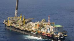 Plataforma de petróleo no mar, ao fundo o horizonte aberto