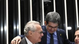 O senador Renan Calheiros conversa com colegas na mesa do plenário do Senado Federal