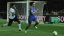 Paulinho disputa jogada com David Luiz na final do Mundial de Clubes de 2012