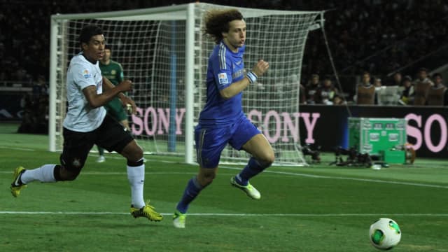 Paulinho disputa jogada com David Luiz na final do Mundial de Clubes de 2012