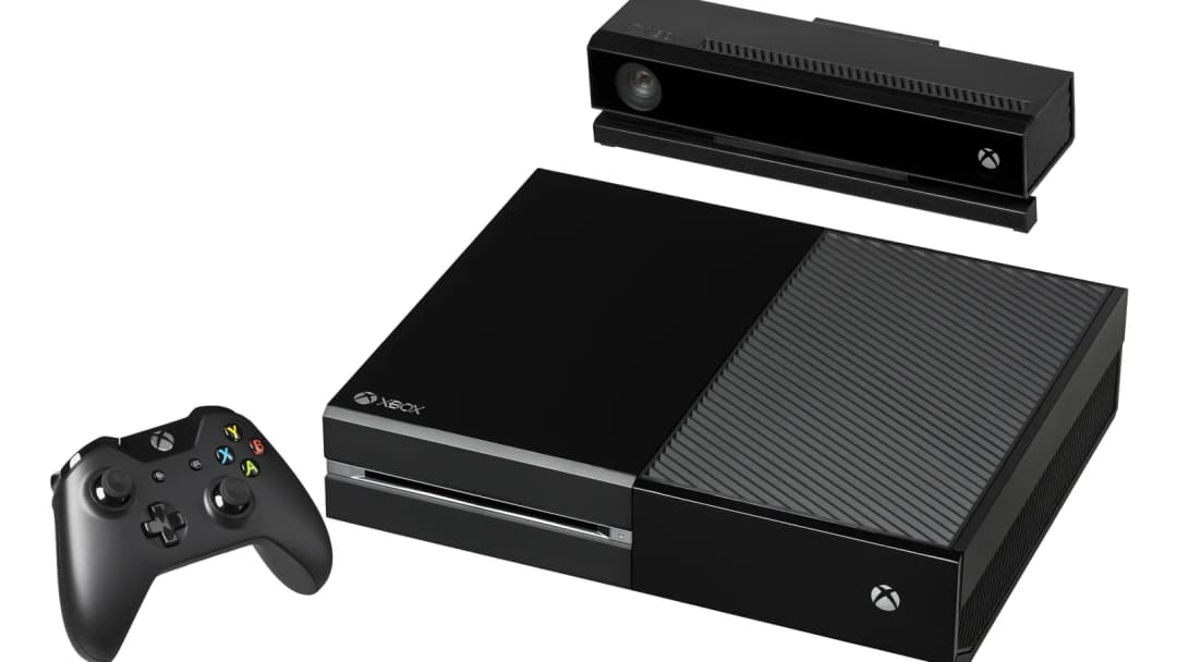 Console Xbox One com sensor Kinect e controle sobre fundo branco