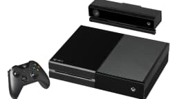 Console Xbox One com sensor Kinect e controle sobre fundo branco