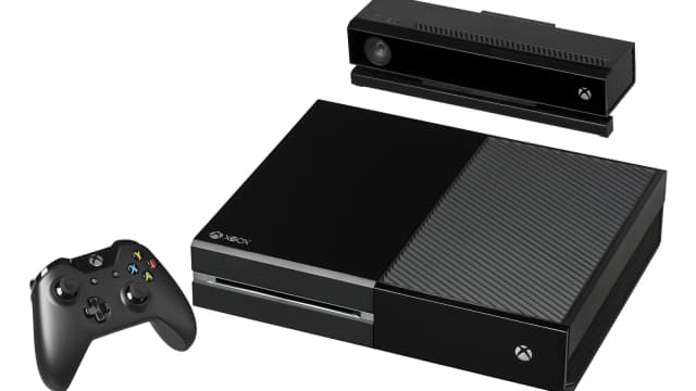 Console Xbox One com sensor Kinect e controle sobre fundo branco
