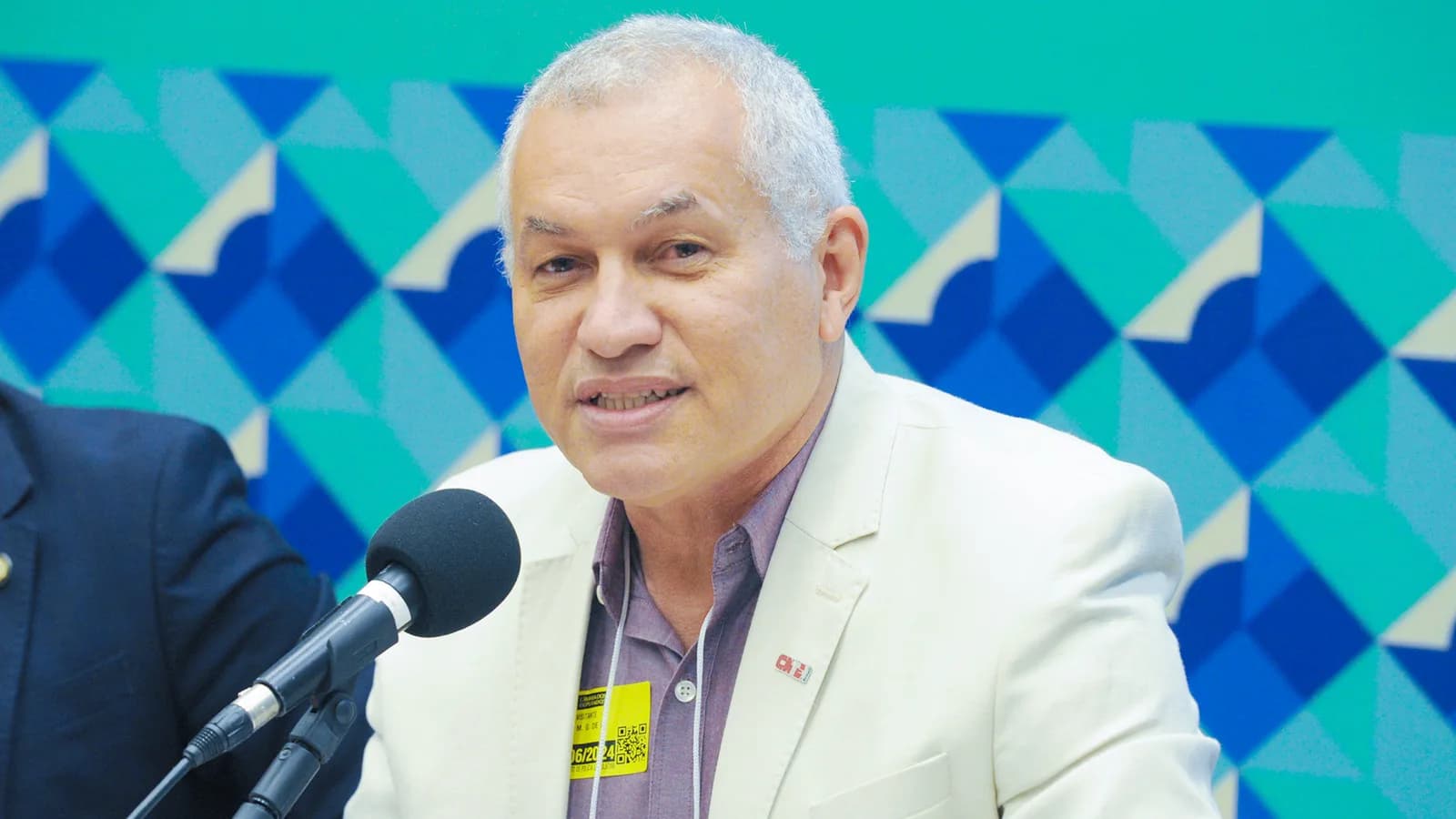 Heleno Araújo fala ao microfone em evento sobre o Plano Nacional de Educação na Câmara, em junho de 2024; foto de arquivo.