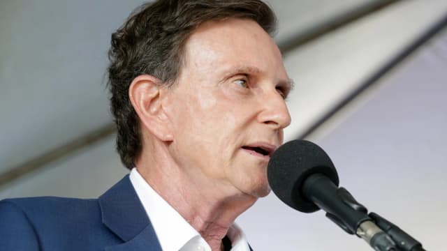 Marcelo Crivella discursa ao microfone em evento público