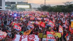 Multidão com bandeiras vermelhas de apoio a Lula tomada na Esplanada dos Ministérios