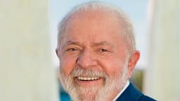 Retrato oficial do presidente Luiz Inácio Lula da Silva, sorrindo e usando a faixa presidencial