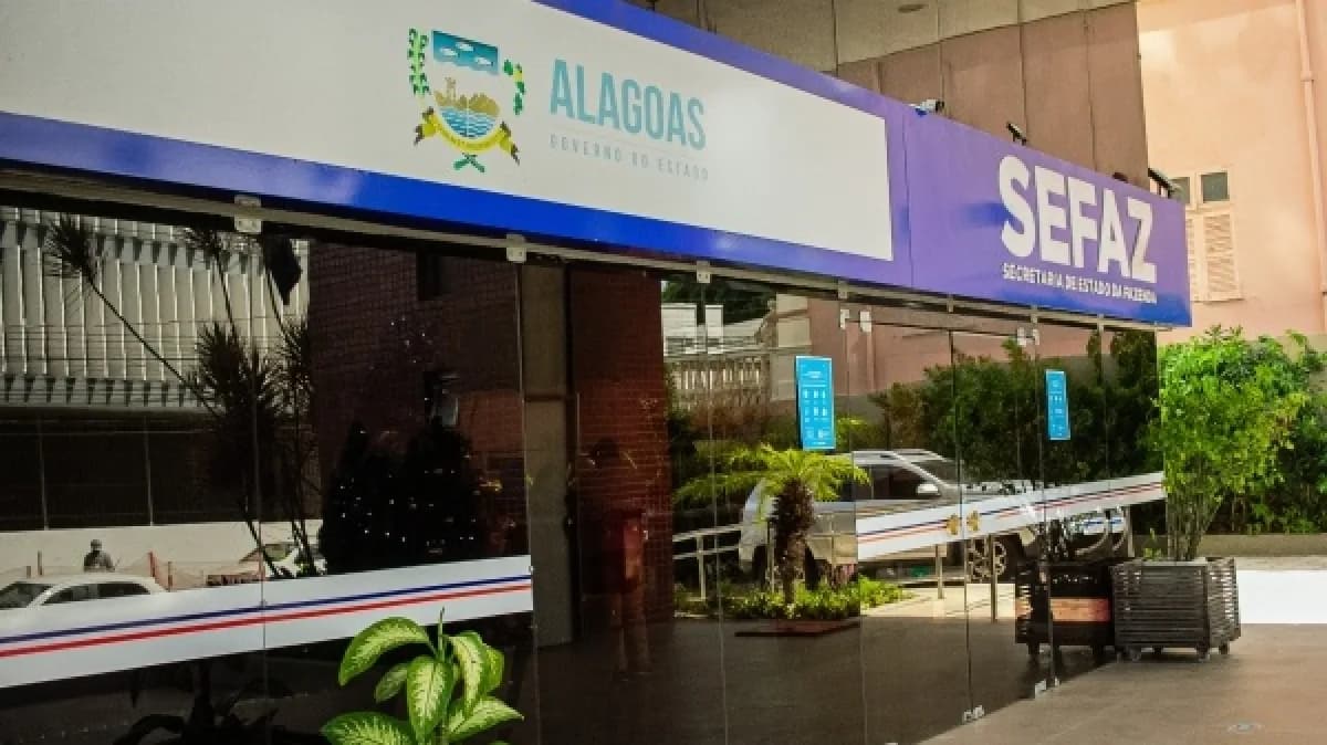 Fachada da sede da Secretaria de Estado da Fazenda de Alagoas, com letreiro Sefaz e brasão do estado, em Maceió