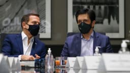 Ricardo Nunes em reunião de governo, ao lado de outras autoridades