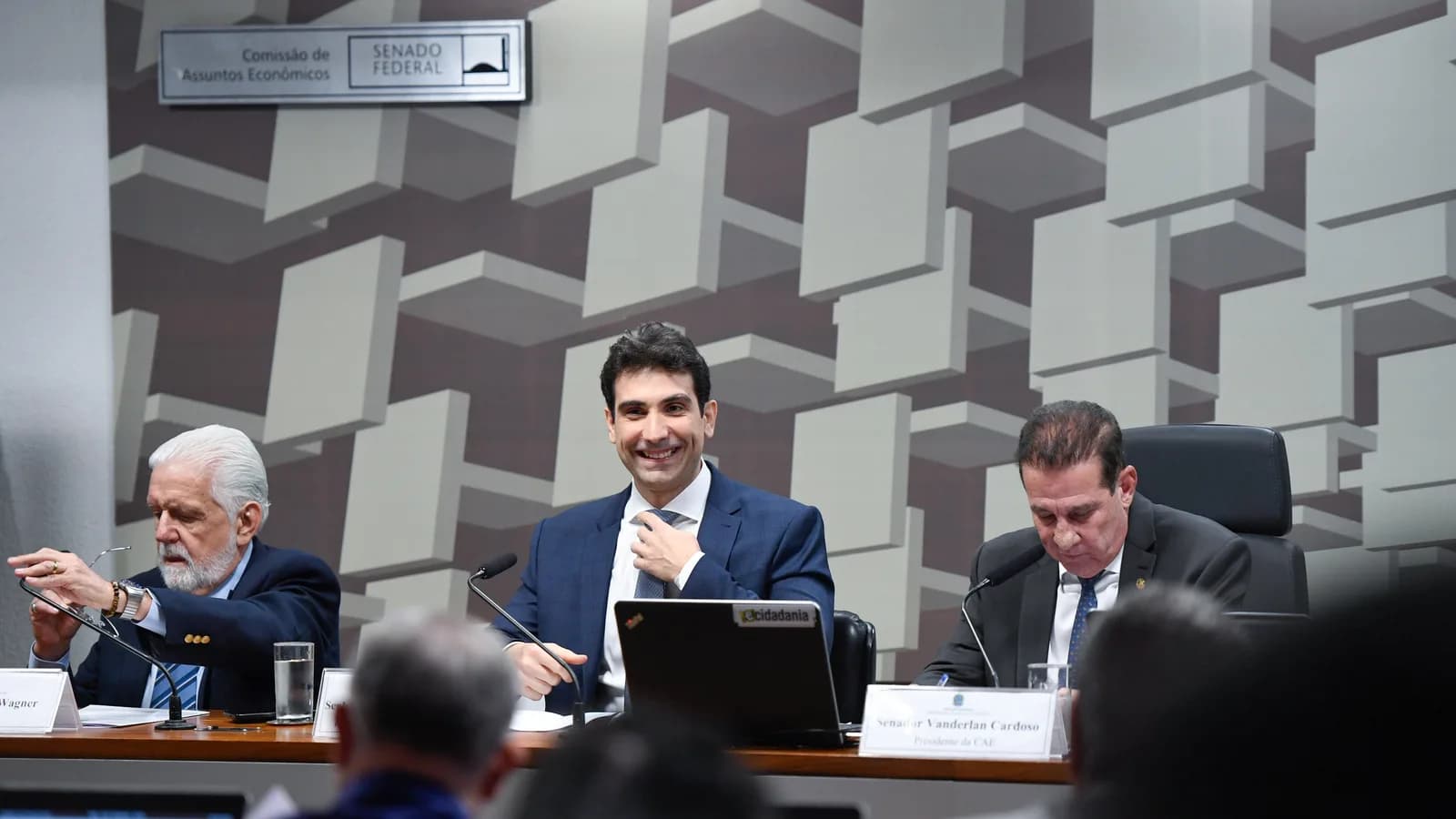 Gabriel Galípolo em sabatina no Senado ao lado do senador Vanderlan Cardoso
