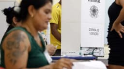 Eleitores votam em cabine de votação durante o segundo turno das eleições, em foto de arquivo