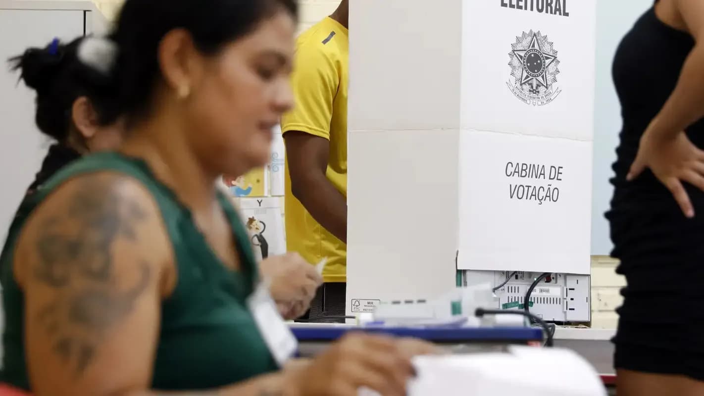 Eleitores votam em cabine de votação durante o segundo turno das eleições, em foto de arquivo