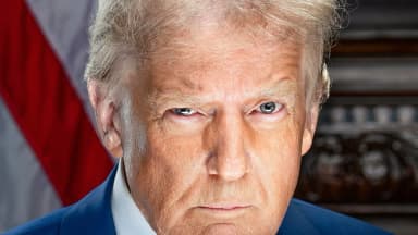 Retrato oficial do presidente dos Estados Unidos, Donald Trump, com bandeira americana ao fundo