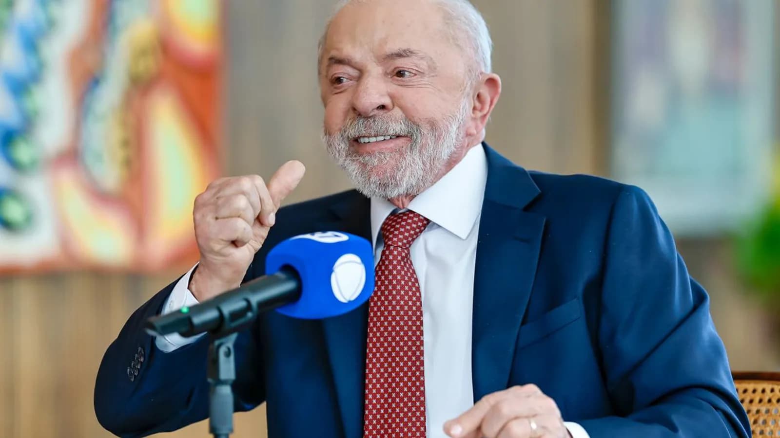 Lula durante entrevista de TV, gesticulando ao falar