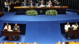 Plenário da Câmara dos Deputados durante sessão de promulgação de emenda constitucional, com parlamentares nas bancadas