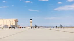 Três aeronaves A-29 Super Tucano em pista de pouso, modelo usado pela FAB para interceptar voos clandestinos