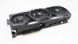 Placa de vídeo GeForce RTX com três coolers pretos, vista de cima