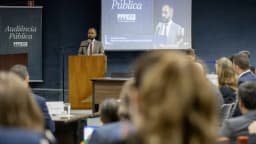 Representante fala em audiência pública sobre os impactos das apostas online, com plateia ao fundo