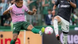 Jogadores disputam a bola durante a partida entre Coritiba e Botafogo pelo Brasileirão