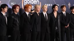 Os oito integrantes do Stray Kids em tapete vermelho no Golden Disc Awards (foto de arquivo, janeiro de 2026)