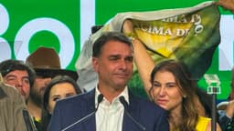 Flávio Bolsonaro discursa após ser oficializado candidato à Presidência pelo PL, em convenção no Pacaembu, em São Paulo