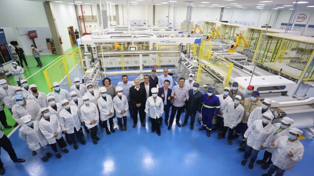 Trabalhadores em fábrica da BYD no Brasil, foto de arquivo
