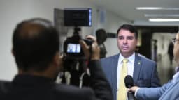 Senador Flávio Bolsonaro concede entrevista a jornalistas em corredor do Senado Federal