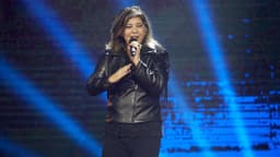 Roberta Miranda canta em show, com jaqueta de couro preta