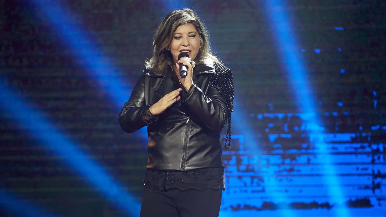 Roberta Miranda canta em show, com jaqueta de couro preta