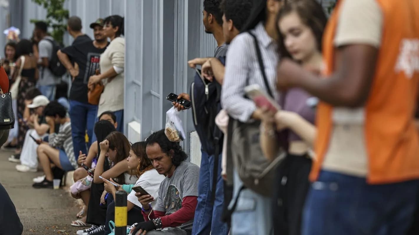 Candidatos aguardam em fila antes do início de prova (foto de arquivo, caráter ilustrativo)