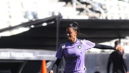 Jogadora do Botafogo durante treino do time feminino, com o escudo do clube na camisa (imagem de arquivo, ilustrativa)