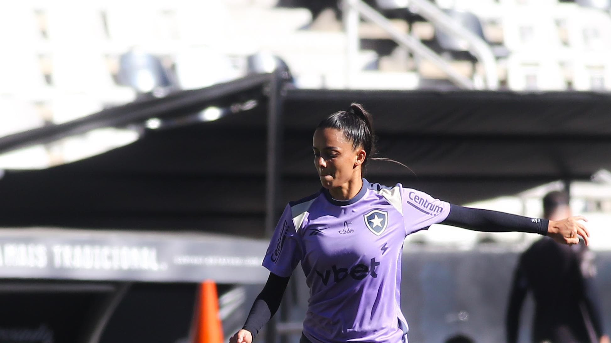 Jogadora do Botafogo durante treino do time feminino, com o escudo do clube na camisa (imagem de arquivo, ilustrativa)