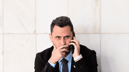 O senador Cleitinho Azevedo (Republicanos-MG) fala ao telefone com expressão tensa, em imagem de arquivo do Senado Federal