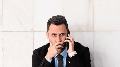 O senador Cleitinho Azevedo (Republicanos-MG) fala ao telefone com expressão tensa, em imagem de arquivo do Senado Federal