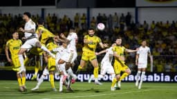 Jogadores disputam bola de cabeça em lance de partida do Brasileirão Série A (foto de arquivo)