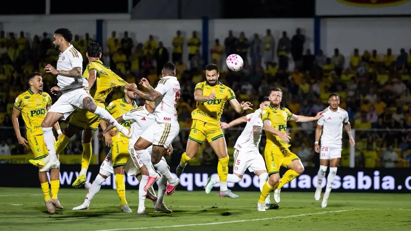 Jogadores disputam bola de cabeça em lance de partida do Brasileirão Série A (foto de arquivo)