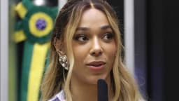 Deputada Erika Hilton fala ao microfone no plenário da Câmara dos Deputados