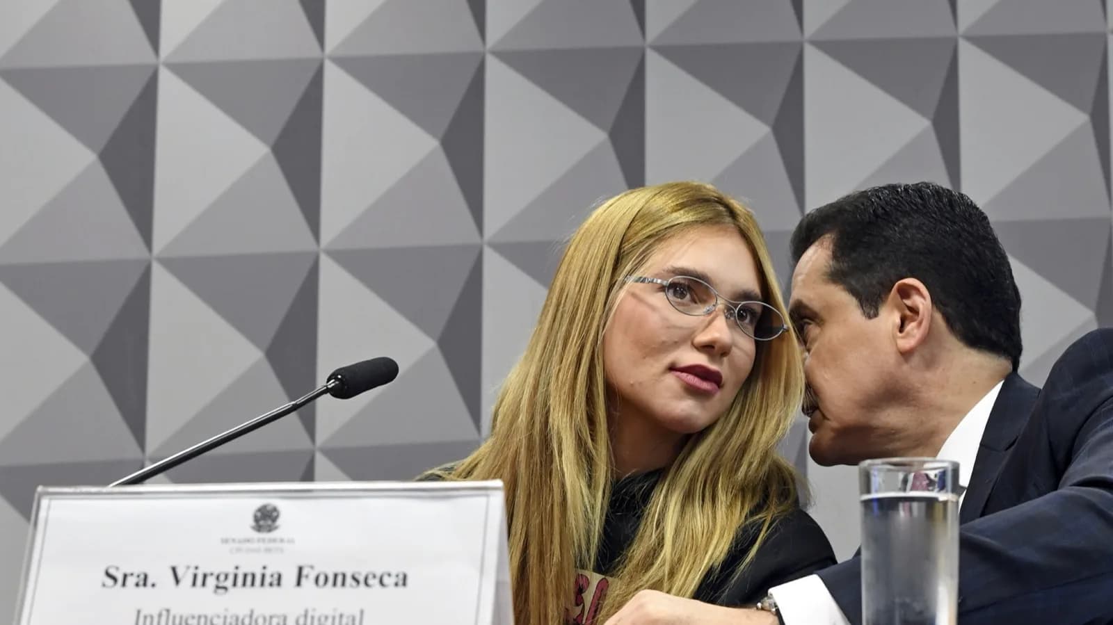 Virginia Fonseca, identificada como influenciadora digital, conversa com senador durante audiência da CPI das Bets no Senado
