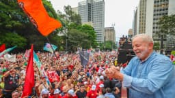 Lula em meio à multidão durante caminhada de campanha na Avenida Paulista, em São Paulo