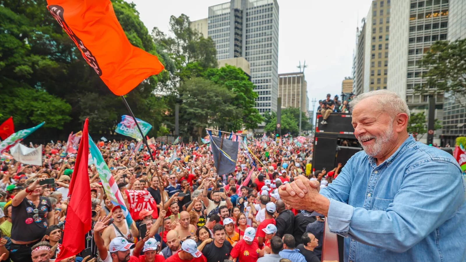Lula em meio à multidão durante caminhada de campanha na Avenida Paulista, em São Paulo