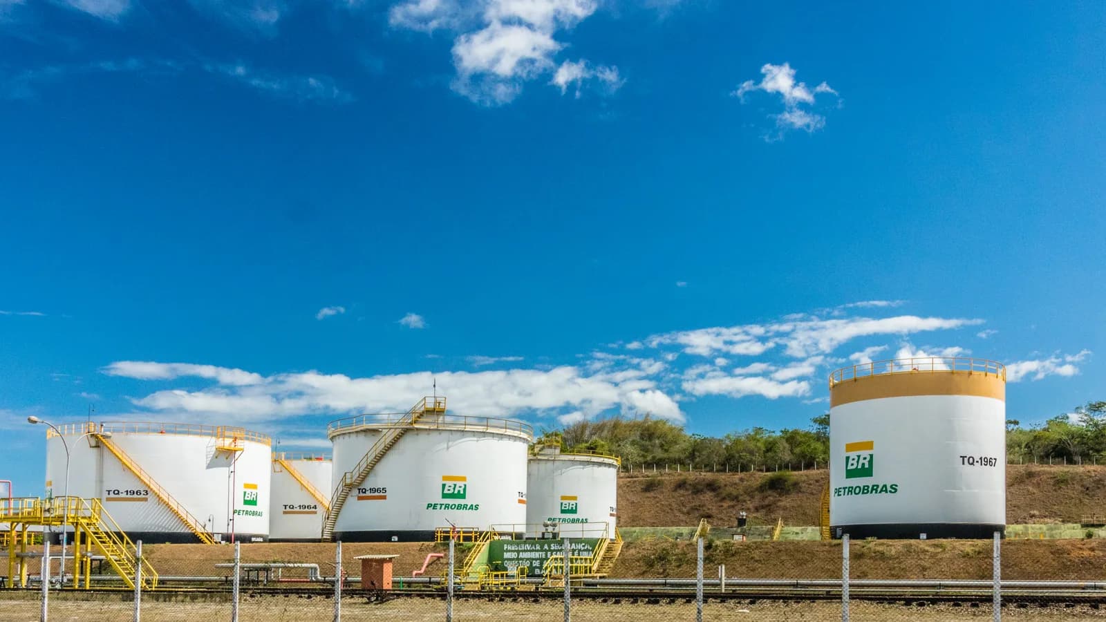 Tanques de armazenamento com a logomarca da Petrobras em uma unidade da empresa