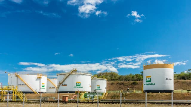 Tanques de armazenamento com a logomarca da Petrobras em uma unidade da empresa