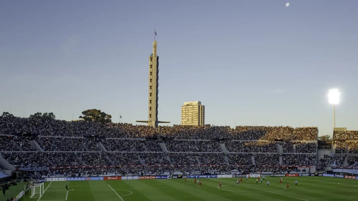 Giorgian de Arrascaeta em campo disputando bola pela seleção do Uruguai