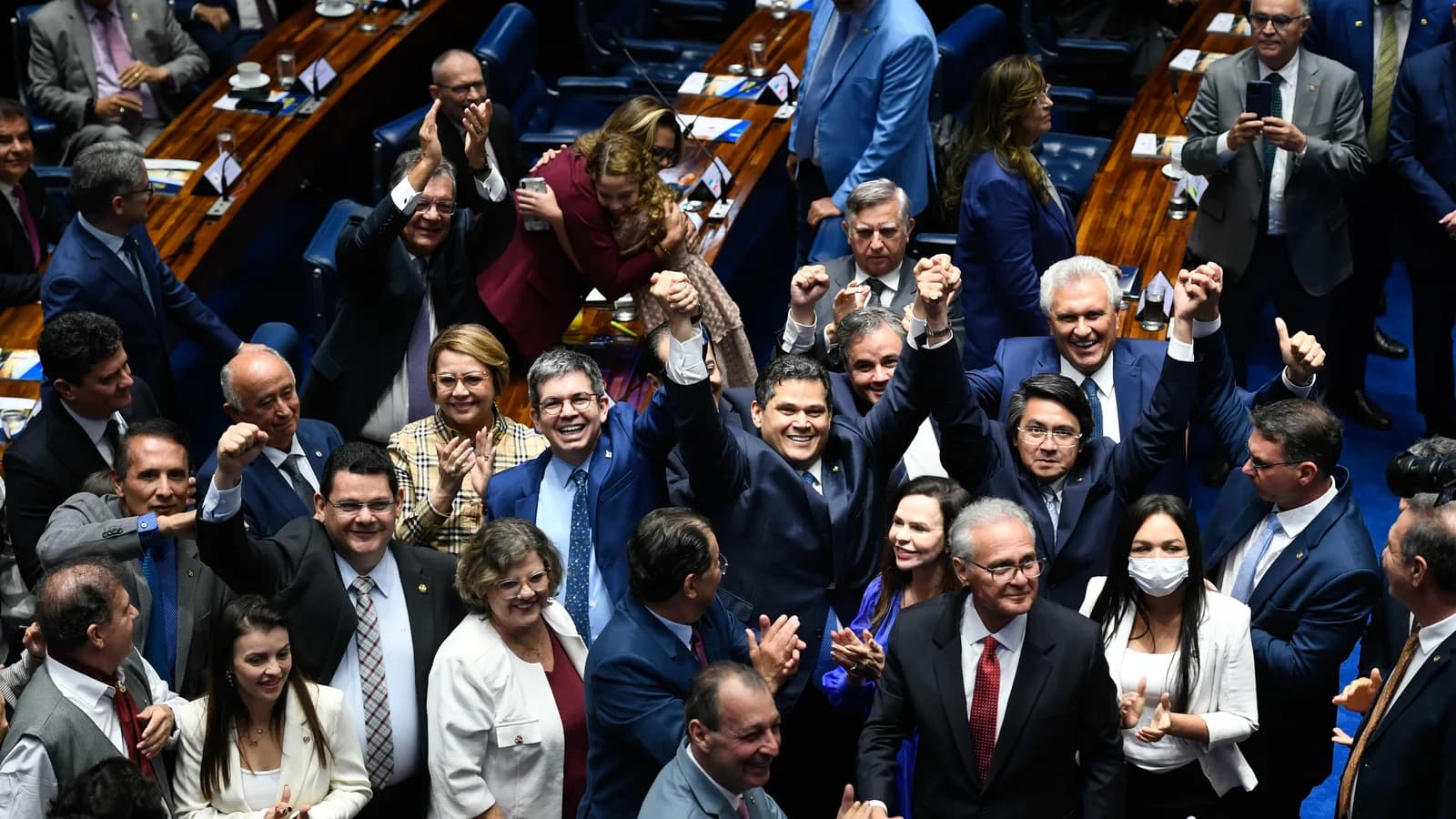 Senadores reunidos em sessão no plenário do Senado Federal, em Brasília