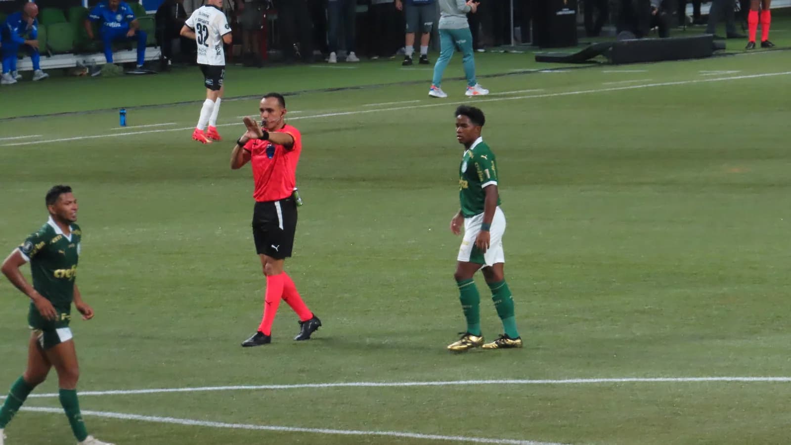 Endrick em campo com uniforme verde do Palmeiras, em disputa de bola (foto de arquivo)