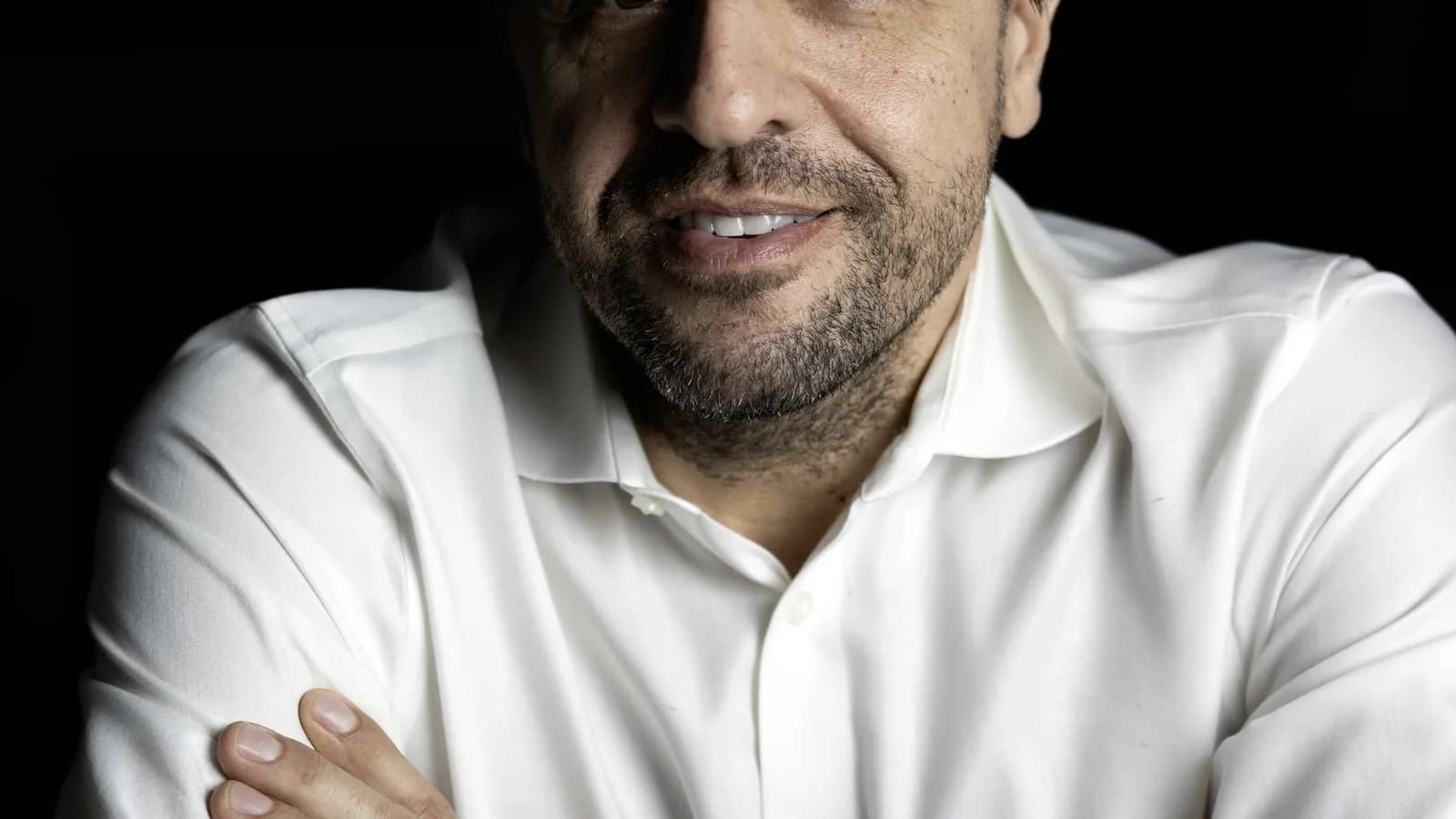 Karl Deisseroth, vencedor do Nobel de Medicina 2026, em retrato com os braços cruzados