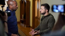 Volodymyr Zelensky gesticula durante entrevista