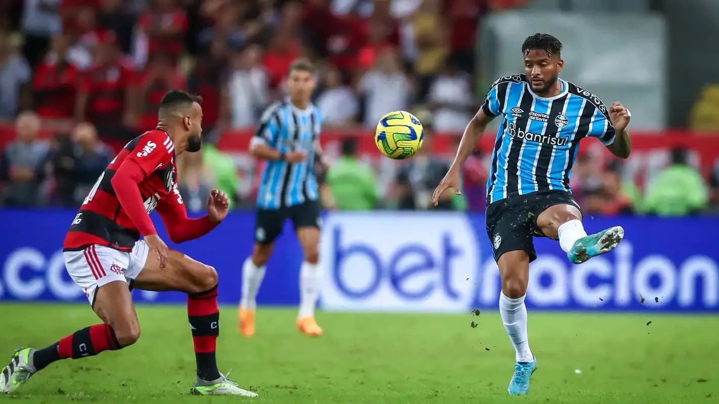 Jogador do Grêmio disputa lance em campo durante partida contra o Flamengo, em foto de arquivo